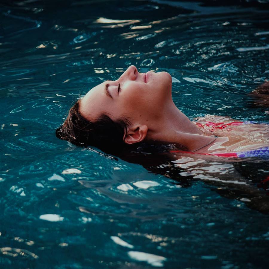 Terapia de flotación: relajarse flotando en una bañera