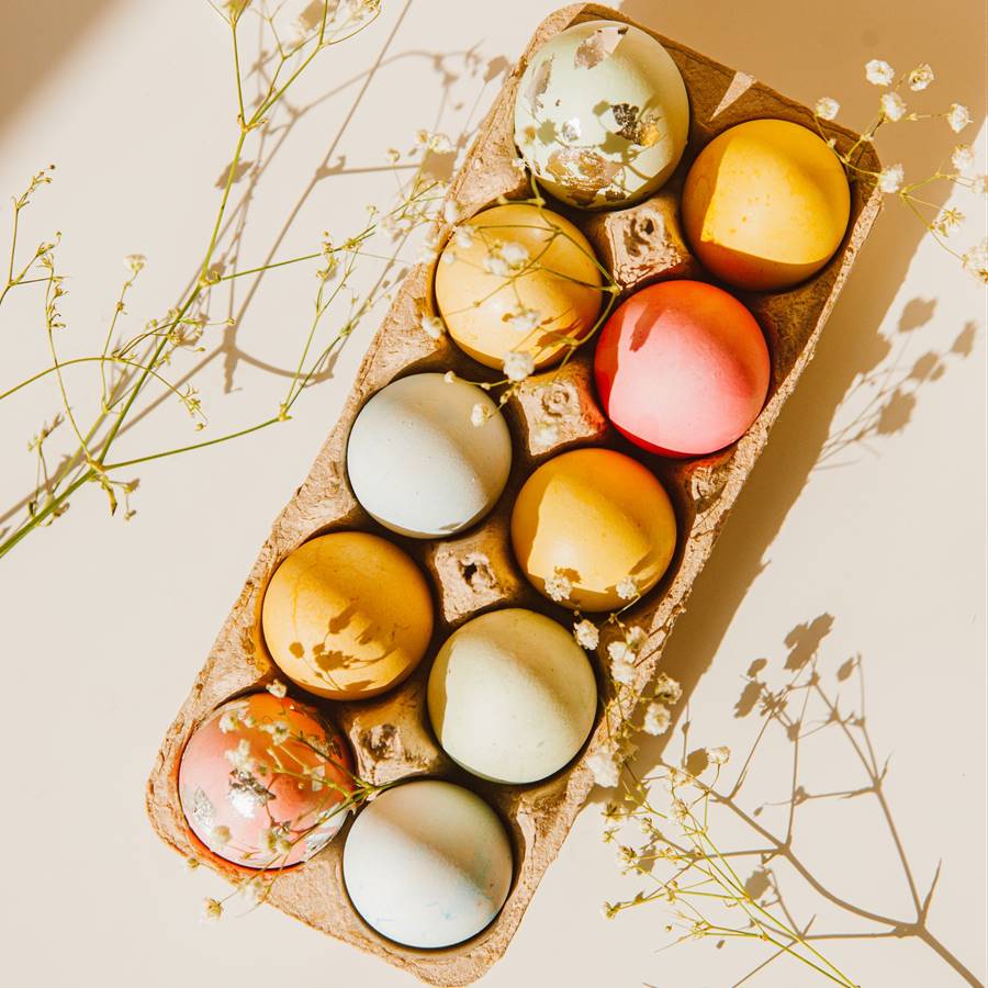 Cómo teñir los huevos de Pascua con colores naturales